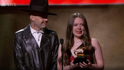 Jesse & Joy ganaron el Grammy a mejor album pop latino. 'Esto va para todos los hispanos allá afuera. Estamos con ustedes, nos ponemos de pie con ustedes', dijeron.
