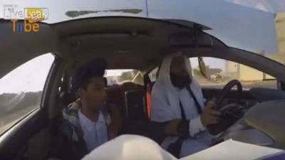 En la grabación el hombre les enseña el cinturón de explosivos atado a su cuerpo.