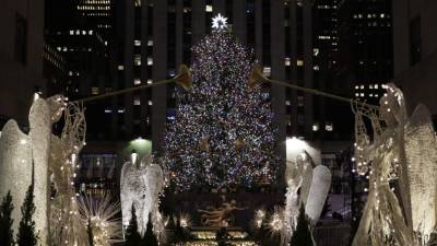 El encendido del emblemático árbol de Navidad instalado en el Centro Rockefeller, en Nueva York, marcó el comienzo de las fiestas navideñas en la Gran Manzana, ensombrecidas por el ataque terrorista que dejó 8 muertos el mes pasado.
