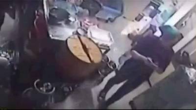 Los cocineros se muestran asustados ante la presencia de las llamas.