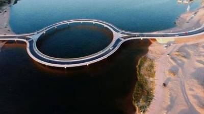 Este puente fue diseñado por el arquitecto uruguayo Rafael Viñoly. Foto captura de YouTube.