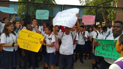 Los alumnos de La Ceiba y Copán exigen una respuesta, mientras en Roatán intensifican protestas.