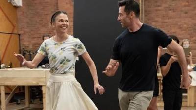 Sutton Foster y Hugh Jackman durante los ensayos de la obra de Broadway donde se conocieron en 2022.