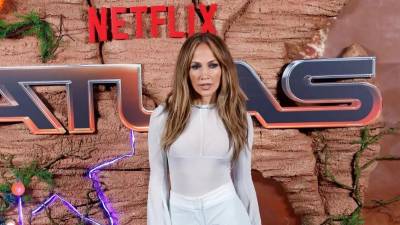 Jennifer López durante la promoción de su cinta “Atlas”, que ya está en Netflix.