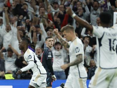 Jugadores del Real Madrid celebrando ante el lamento de Foden.