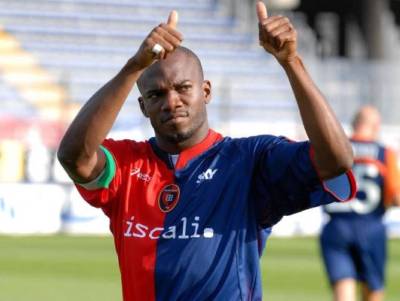 David Suazo hizo historia en el fútbol italiano con sus goles y grandes actuaciones.