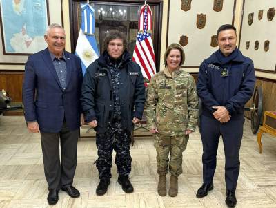 Milei junto a la general del Comando sur de los Estados Unidos, Laura Richardson, y el ministerio de Defensa de Argentino, Luis Petri.