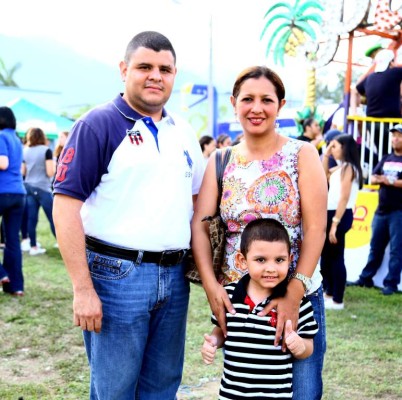 Juan Ochoa, Brenda Claros y Juan Ochoa.