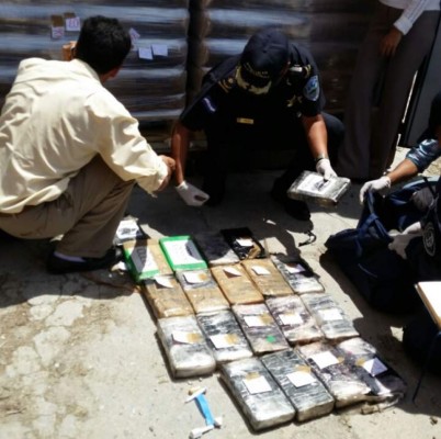 Hallan 47 paquetes de supuesta cocaína en la Portuaria