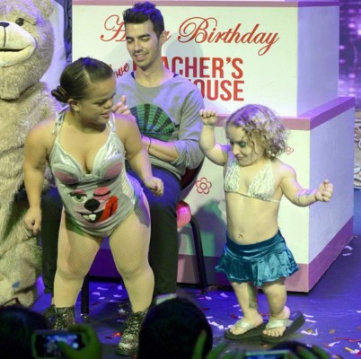 Joe Jonas celebra su cumpleaños con la estríper más bajita del mundo
