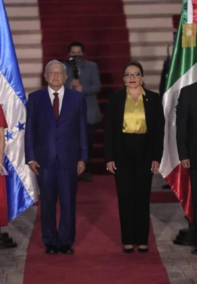 El jefe de Estado fue recibido por la presidenta Castro en la sede del Ejecutivo hondureño, donde se entonaron los himnos nacionales de Honduras y México.