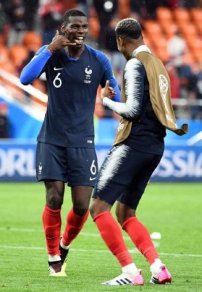 Paul Pogba celebrando con Presnel Kimpemb al final del partido. Foto AFP