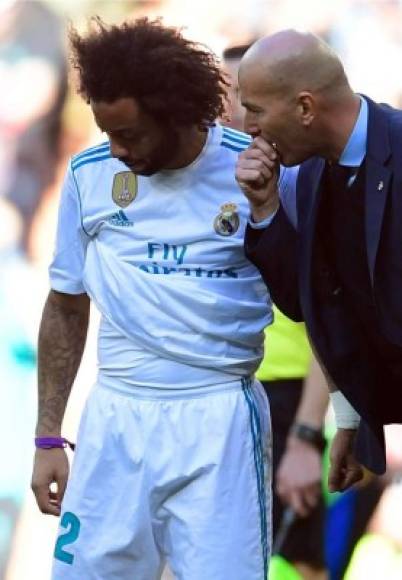 Zidane da indicaciones a Marcelo.