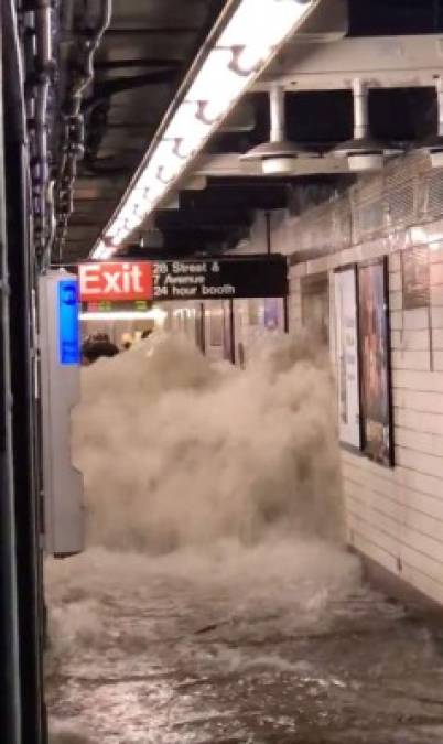 Las inundaciones sin precedentes provocaron el cierre del metro, donde en muchas estaciones el agua caía en cascada sobre las vías.