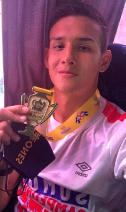 André Orellana: El joven defensor del Olimpia presumió en sus redes sociales la medalla de campeón. Debutó en el reciente campeonato con los albos.
