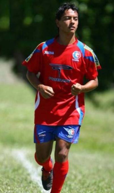 Ángel Gabriel Castro se desempeñó como lateral por la banda izquierda. Surgió en 2007 como una de las grandes promesas del Olimpia junto a futbolistas como Roger Rojas, Alexander López y Luis Garrido. Hoy su vida ha cambiado ya que decidió convertirse en sacerdote.