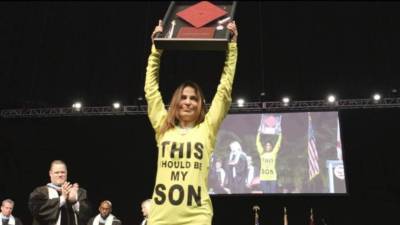 La madre de Joaquín Oliver, un joven venezolano que murió en el tiroteo de Parkland, recibió el título de su hijo en una emotiva ceremonia de graduación./Foto: Twitter Univision.