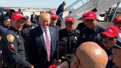 Policías hispanos también posaron con el magnate.