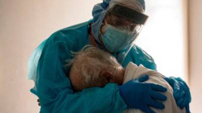 Esta image del Dr. Varon abrazando a un paciente con covid 19 se viralizó el Día de Acción de Gracias en EEUU./AFP.