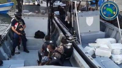 Autoridades costarricenses decomisaron dos toneladas de cocaína en una embarcación capturada en el Caribe.