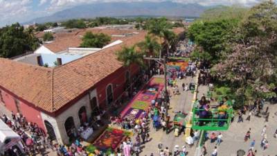 Comayagua atrae a miles por sus alfombras de aserrín.