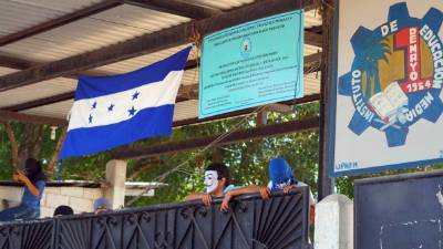 Los estudiantes aseguraron que mantendrán tomado el colegio hasta que les cumplan sus exigencias.