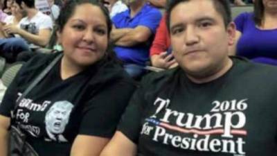 La imagen de esta pareja en un evento de la campaña de Trump en Texas ha generado polémica entre los internautas.