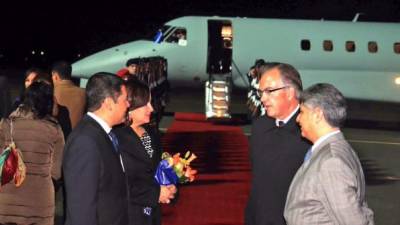 El presidente Juan Orlando y su esposa Ana de Hernández a su llegada en la base Flughafn Tegel, en Berlín.