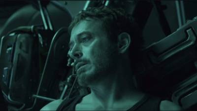 En una de las escenas se ve a “Tony Stark” a la deriva en el espacio.