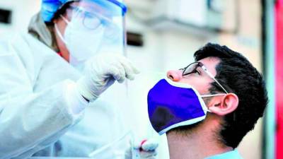 De acuerdo con el infectólogo Tito Alvarado, los centros hospitalarios no van a colapsar de pacientes<b> covid-19 </b>porque el virus no vino agresivo como en rebrotes anteriores. Imagen de archivo.