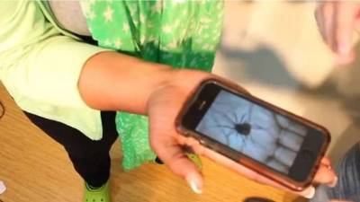 El mago le hizo creer a su 'víctima' que una araña aparecía del celular.