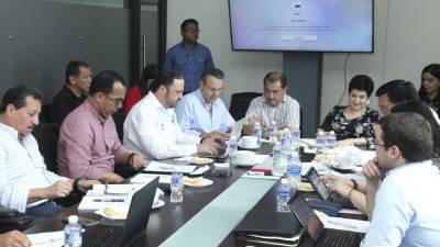 ENCUENTRO. Empresarios, gobierno municipal y funcionarios públicos reunidos ayer. Fotos: Jorge Gonzales.