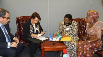 La canciller de Honduras, Mireya Agüero, firmó el tratado en el marco de la 68 Asamblea General de Naciones Unidas, donde ha mantenido encuentros bilaterales con Colombia, Nigeria y representantes de países de Oriente Medio, indicó el Ministerio hondureño de Relaciones Exteriores en un comunicado.