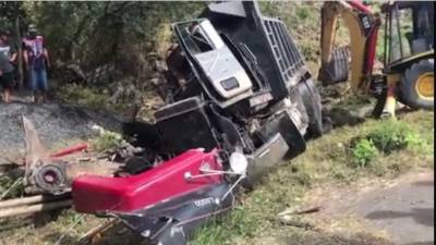 La volqueta yace prácticamente destrozada en el lugar del accidente.
