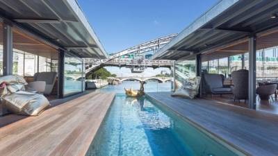 El hotel tiene una terraza con vista al río Sena, cuenta con un bar de tapas y cocteles.