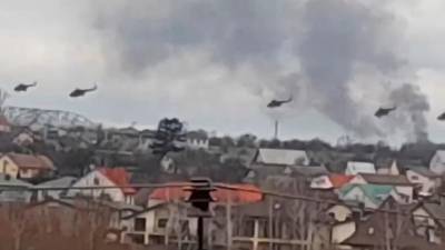 Helicópteros rusos sobrevuelan las afueras de Kiev donde tomaron un aeropuerto tras enfrentamientos con las fuerzas armadas ucranianas.