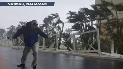 Una captura de pantalla donde se ve al reportero enfrentarse al potente huracán.