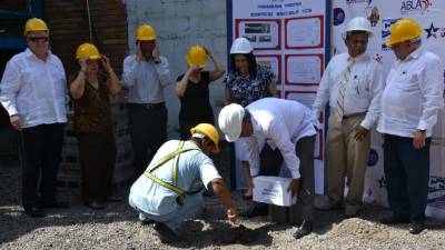 Las autoridades en el evento de colocación de la primera piedra.