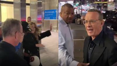 Tom Hanks reaccionó furioso con los fans que hicieron que su esposa tropezara.