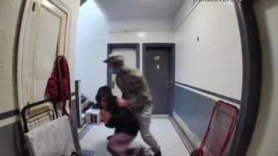 La cámara de seguridad muestra el momento en que un hombre arrastra a una joven momentos antes de que su madre los alcanzara y rescatara a la menor.