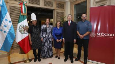 Anfitriones. El chef Esteban Zambrano, Fanny Hawit, Maribel de Limón, el cónsul Gilberto E. Limón y el Chef Manuel Arenas