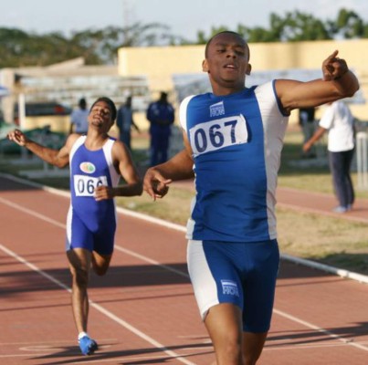 El hondureño Lowe, del básquetbol profesional al Mundial de atletismo