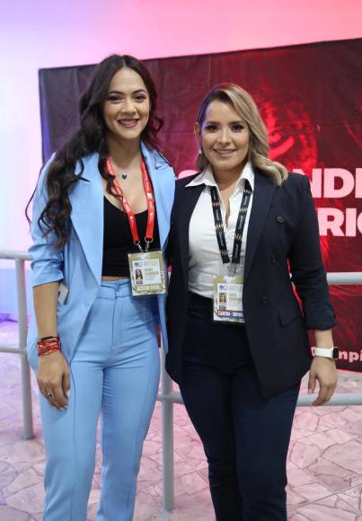 Las periodistas Isabel Zambrano y Tanya Rodríguez posaron con el lente de Diario LA PRENSA.