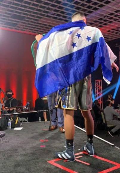 Teófimo López, el 'gringo catracho' como se dice él mismo, se arropó con la bandera de Honduras tras ganar la pelea en el MGM Grand de Las Vegas.