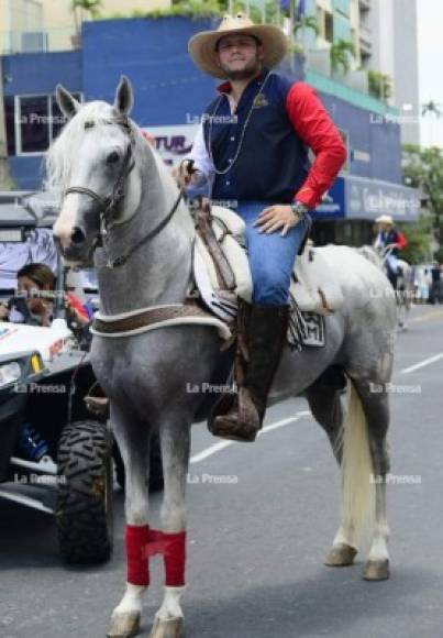 Los jinetes desfilaron por la primera calle de San Pedro Sula.