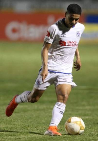 Carlos Pineda - El centrocampista capitalino se ha ganado el puesto titular en el Olimpia y seguirá en el once estelar contra Saprissa.