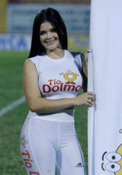 La guapa edecán Yoselyn Guillén fue otra de las chicas que cautivó en el estadio Humberto Micheletti.