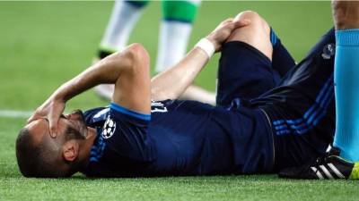 Benzema se retiró en el minuto 40 del partido ante el Wolfsburgo. Foto AFP/Odd Andersen