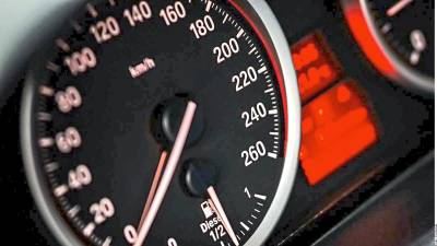 En autopista reduce la velocidad de conducción cuando las condiciones de tráfico lo permitan. Reducir la velocidad de 105 a 88 kilómetros por hora reduce el consumo de combustible entre 10 y 15% de acuerdo a la Agencia de Protección Ambiental de los EU.