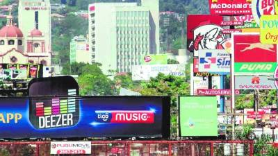 La alcaldía sampedrana trabajó en un inventario de los rótulos publicitarios.